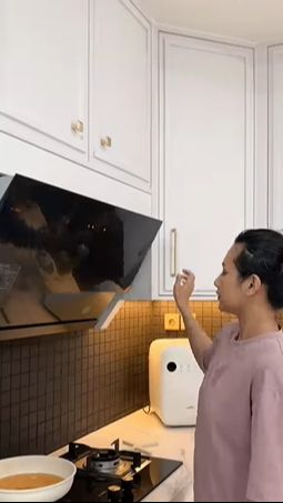 Salah satunya terdapat alat penghisap asap kompor yang bisa hidup tanpa disentuh