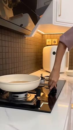 Indah juga memilih kompor tanam berkualitas untuk melengkapi dapur mewahnya