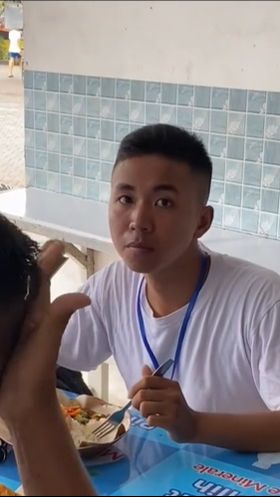 Sementara itu, tampak pula sosok siswa yang disebut mirip Gibran Rakabuming Raka