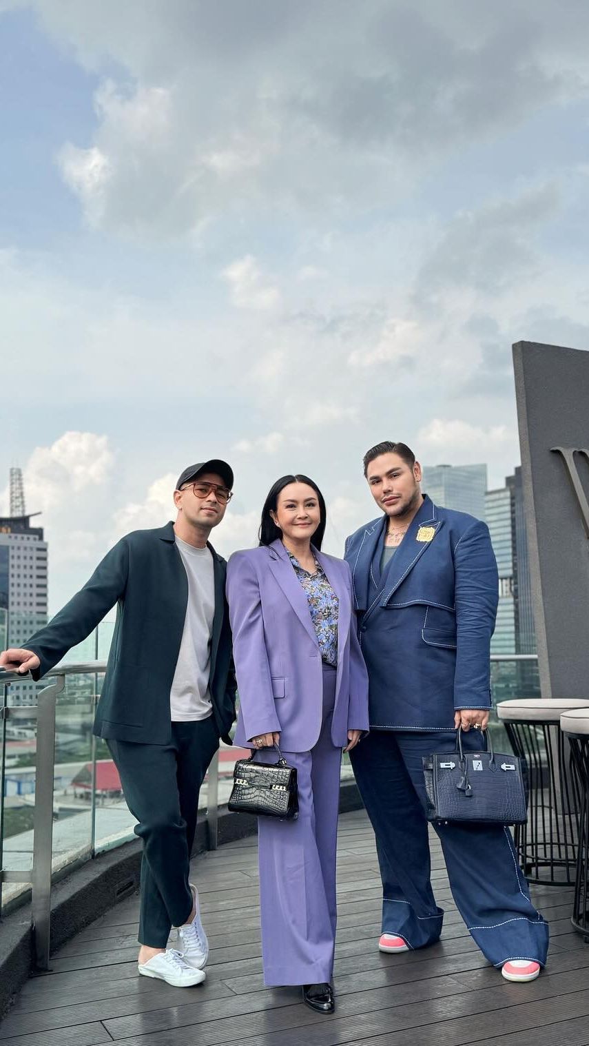 Gaya Elegan Atiek Nur Wahyuni Bos Tv Bareng Raffi Ahmad Dan Ivan