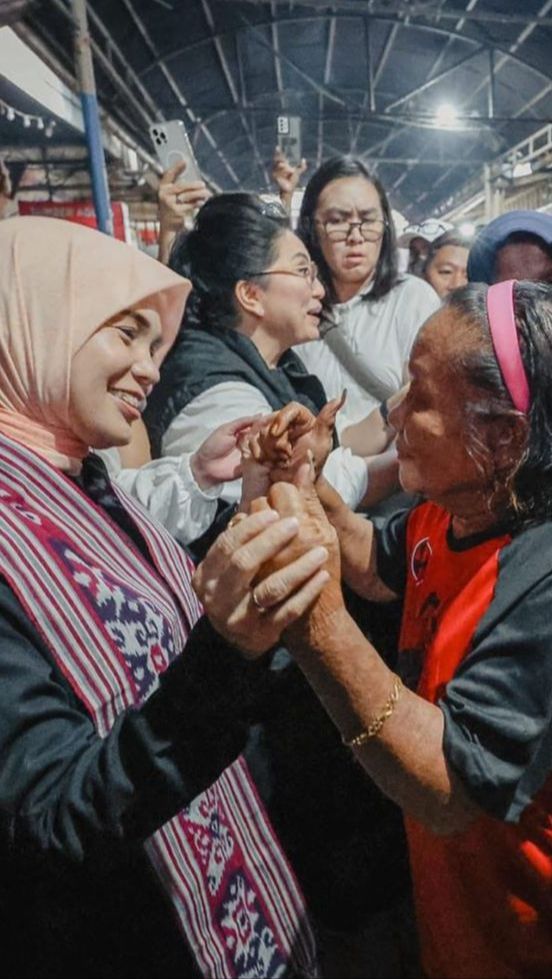 Atikoh Ikut Warga Manado Hujan-hujanan: Saya Harus Merasakan yang Dirasakan Masyarakat