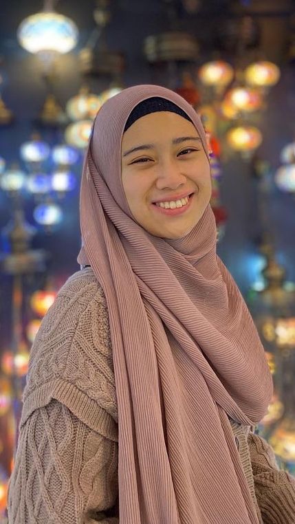 3 Inspirasi Mix & Match Pleated Hijab dengan Rok Ala Zhafira Aqyla
