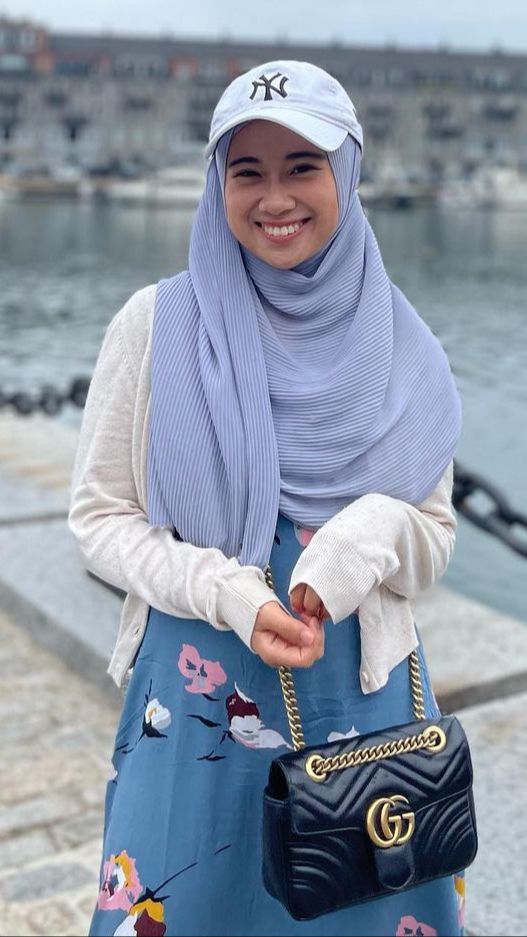 Hijab dan Rok Berwarna Biru
