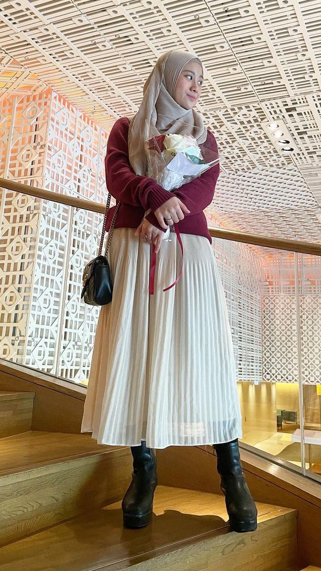 Hijab dan Rok Berwarna Cream