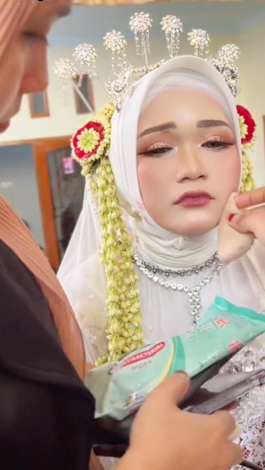 Curhat Sedih Pengantin Makeupnya Rusak karena Ulah Tamu