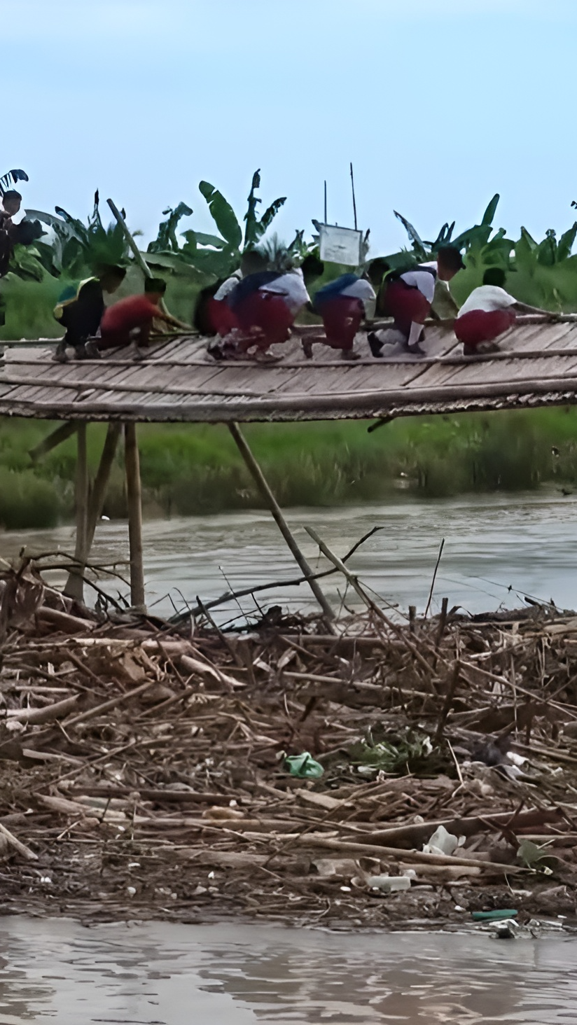 Miris,  Murid SD di Cilacap Merangkak di Jembatan Rusak untuk ke Sekolah