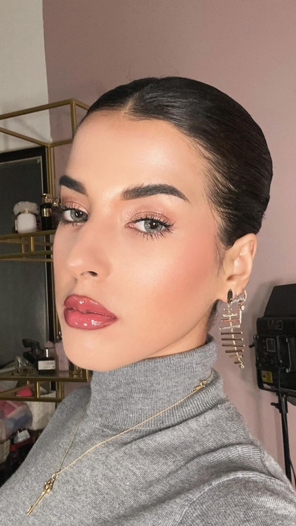 Tasya Farasya mencoba untuk meniru gaya makeup pengantin Anisha Rosnah saat menikah dengan Pangeran Abdul Mateen