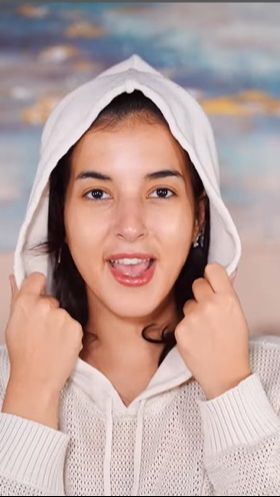 Dalam awal unggahan videonya, Tasya tampak mengenakan jaket putih dengan wajah tanpa makeup
