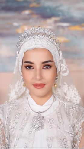 Setelah melakukan transisi, wajah Tasya pun sukses bikin pangling