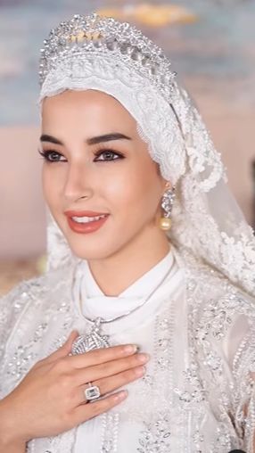 Riasannya tampak flawless namun begitu memesona