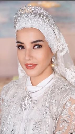 Tak lupa ia juga melengkapi penampilannya dengan tudung putih dan busana warna senada agar mirip dengan Anisha Rosnah