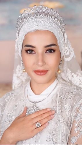 Beginilah hasil makeup Tasya usai merecreate riasan Anisha Rosnah