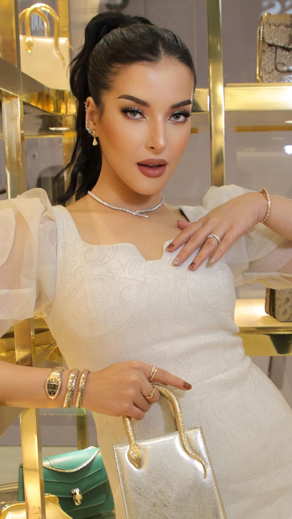 Tak sedikit pula yang mengungkapkan jika paras Tasya terlihat mirip dengan Anisha Rosnah