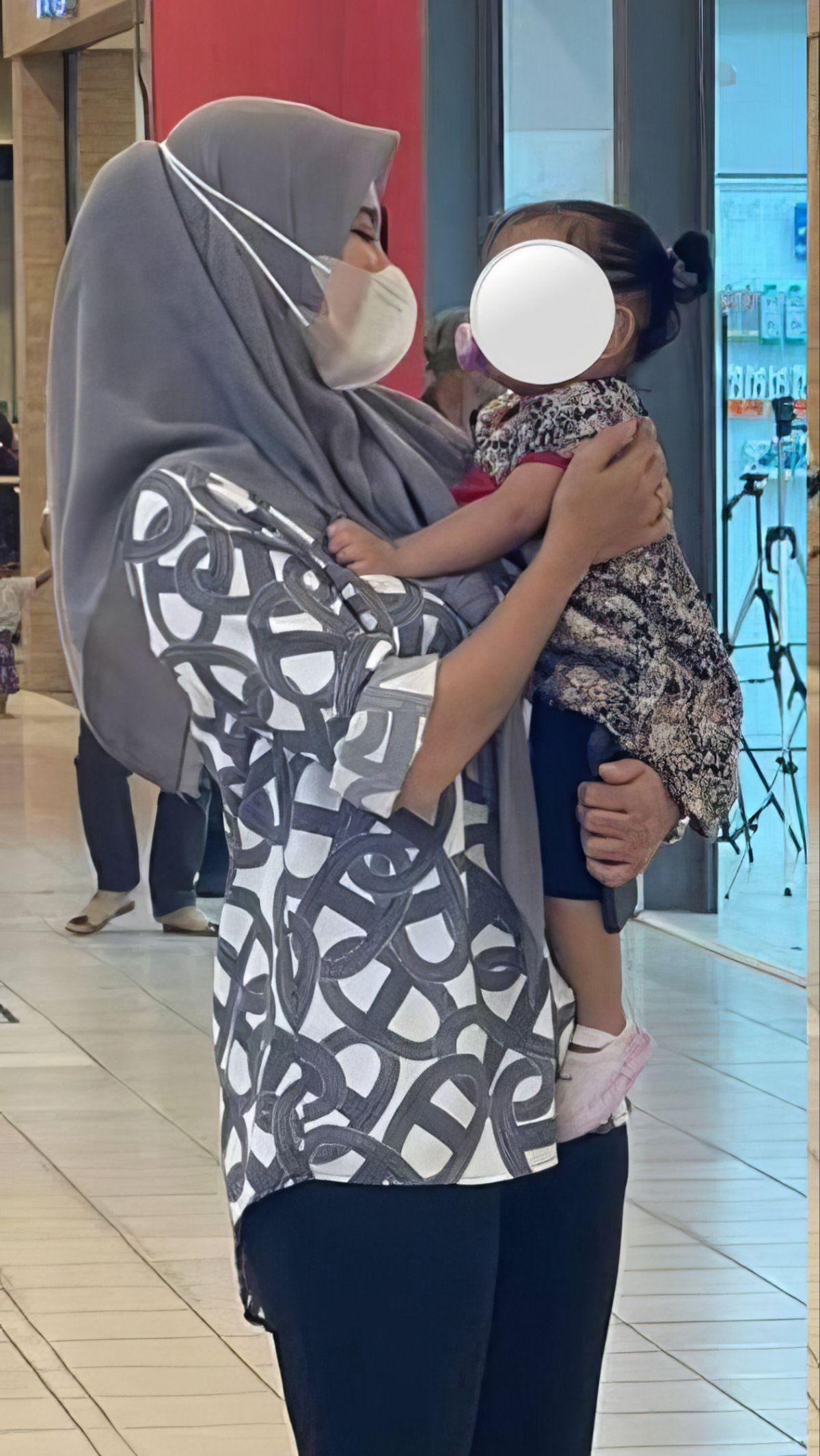 Momen Haru Anak Kecil Tiba-tiba Minta Gendong Karyawati Toko Sebelum Memeluknya dengan Erat, Kisah di Baliknya Bikin Mewek