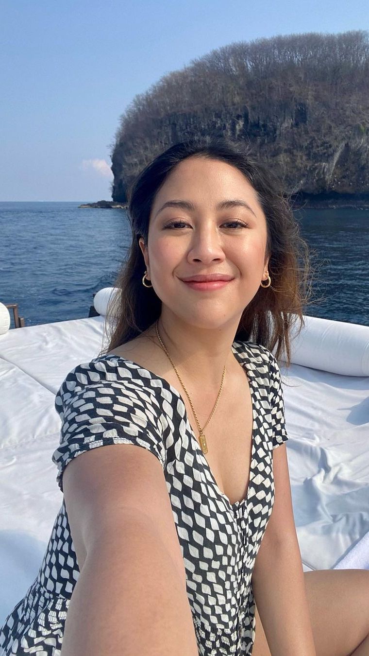9 Potret Sherina Munaf Tampil Polos, Cantiknya Awet!