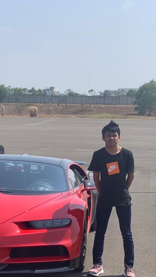 Di usianya baru menginjak 22 tahun, Jhony diketahui memiliki kekayaan berlimpah