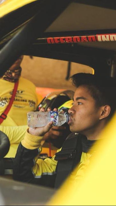 Rupanya Jhony memiliki hobi yang cukup ekstrem yakni ia tertarik dengan dunia balap