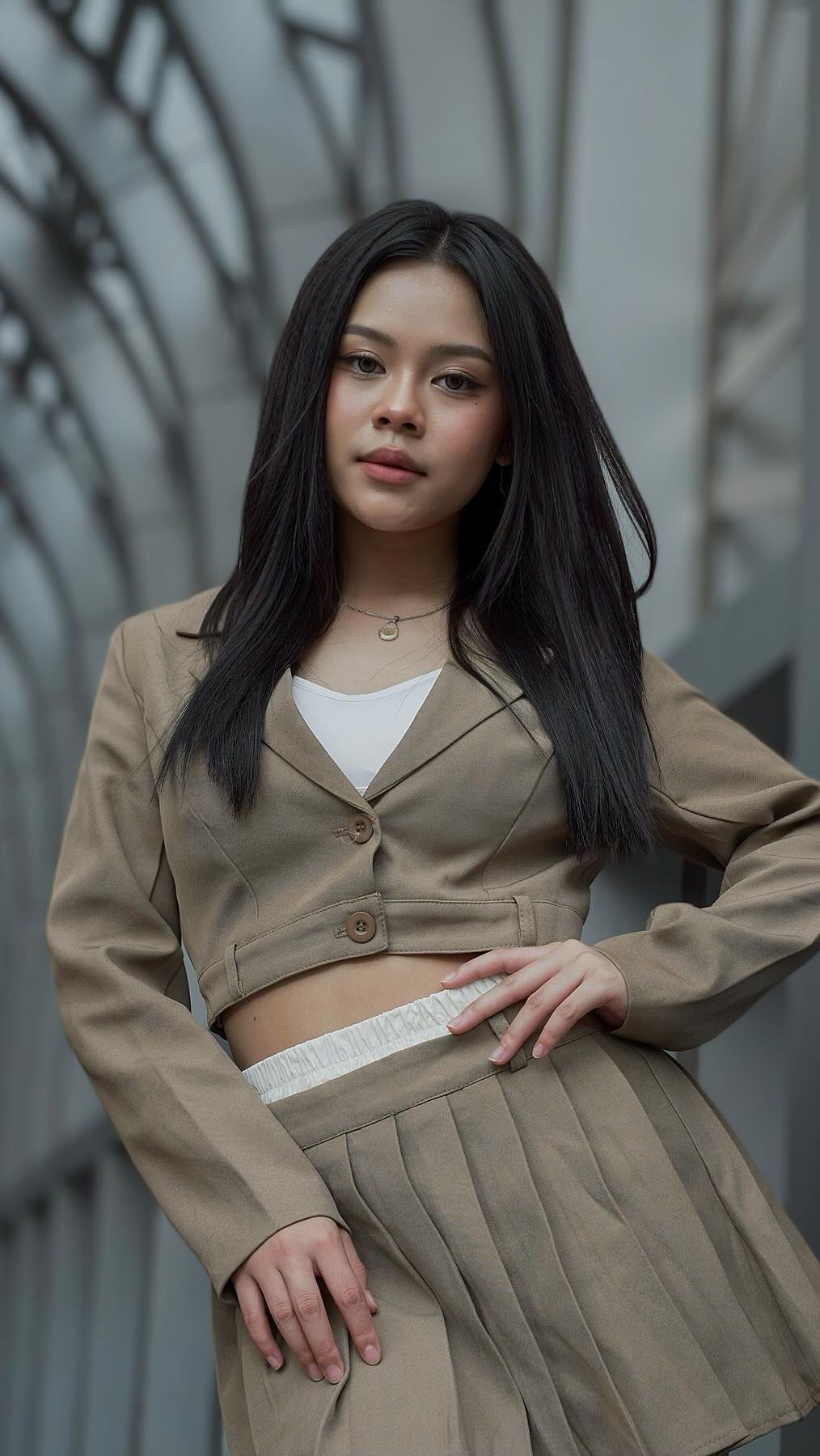 Melly juga bisa membangun rumah mewah untuk kedua orangtuanya