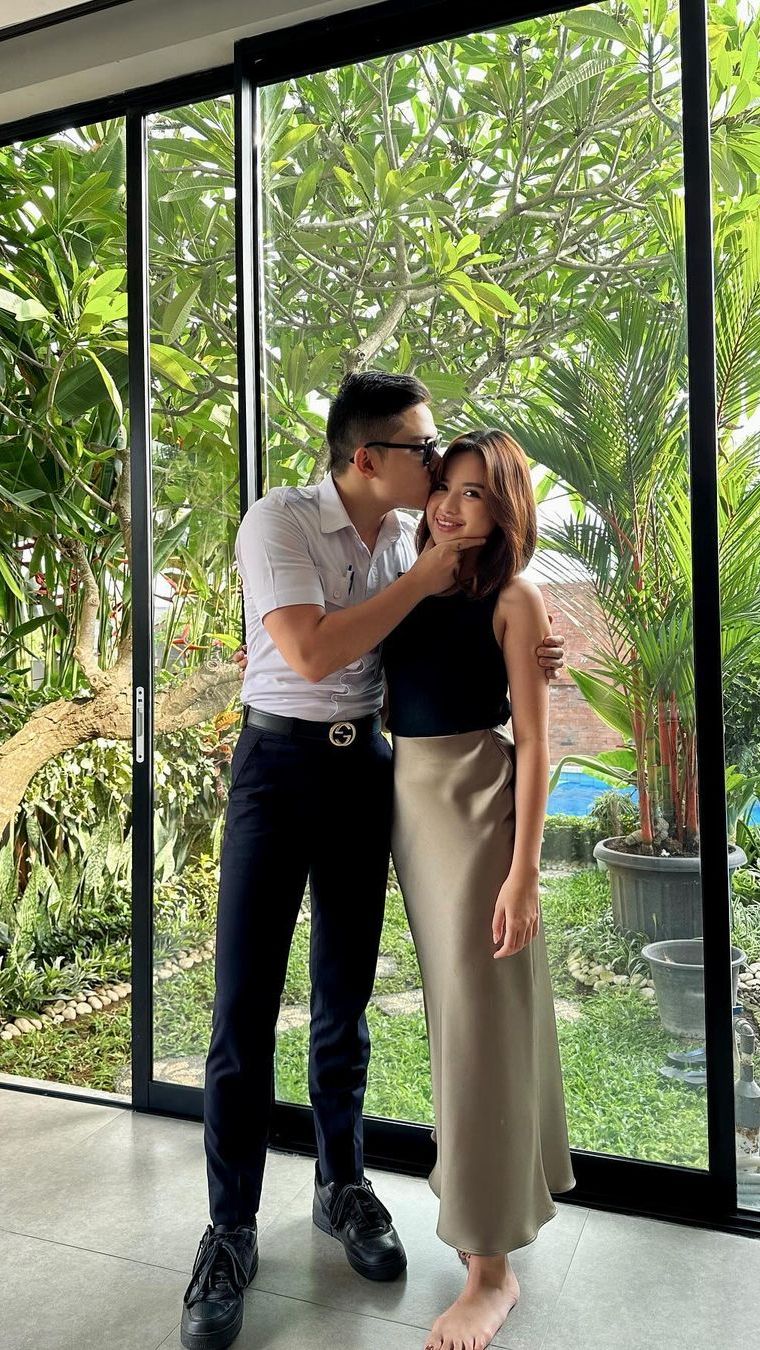 Tak jarang Kenji harus meninggalkan istri tercinta untuk sementara waktu.