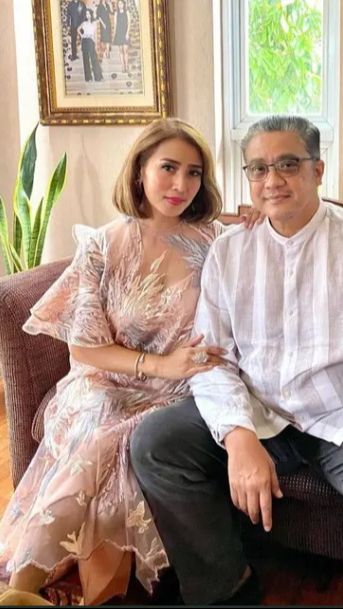 Di ruang tamu terlihat nyaman dan asri karena terdapat hiasan tanaman hijau