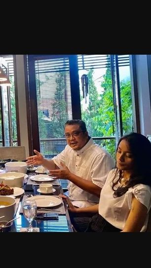 Suasana ruang makan pun tak kalah nyaman dengan pintu kaca yang menghadap ke area luar