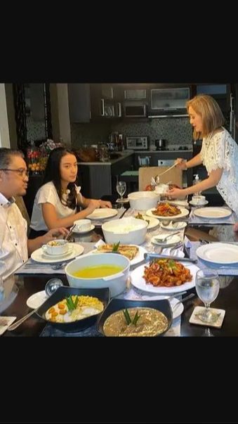 Bagian dapur tampak rapi dengan perlengkapan memasak yang telah disediakan