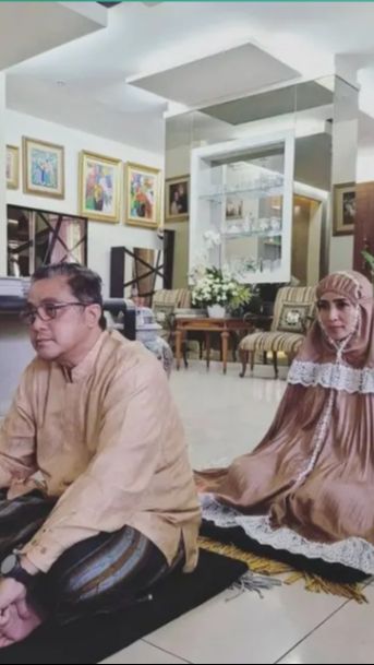 Potret ruang tengah sangatlah artistik dengan banyaknya lukisan di dinding dan sejumlah barang pajangan
