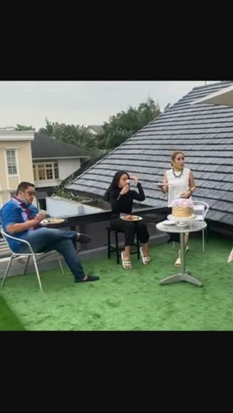 Di bagian atas rumah, terdapat rooftop yang bisa digunakan sebagai tempat berkumpul keluarga