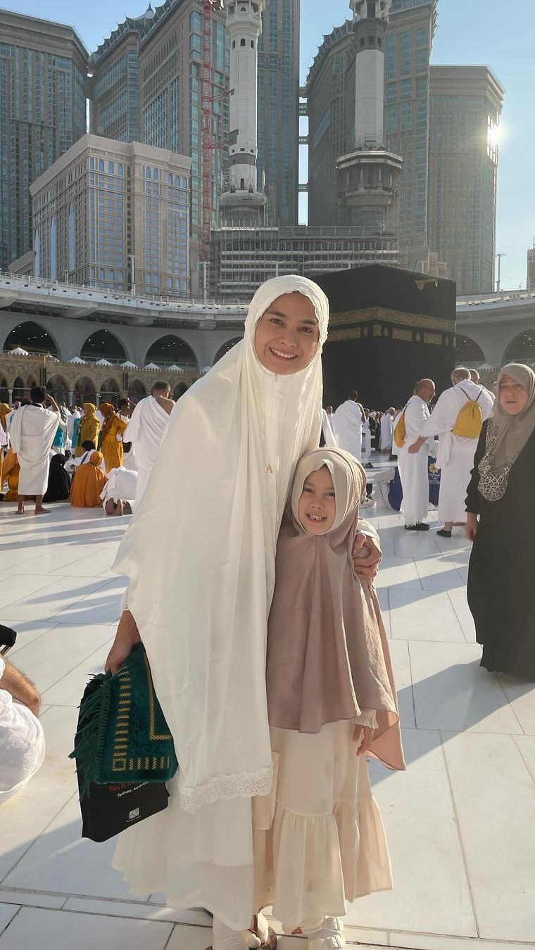 Pesona Acha Septriasa Tampil Berhijab Kala Umroh, Intip Detail Outfitnya