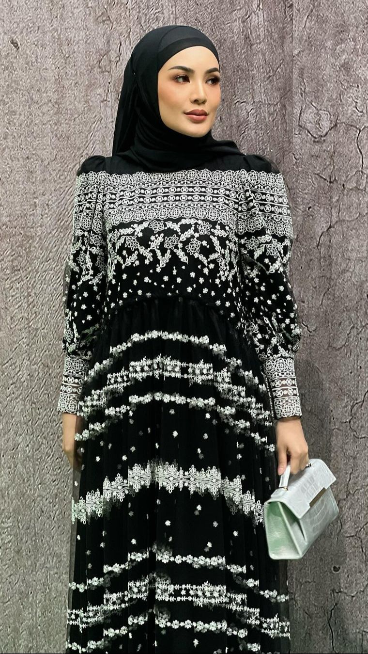 Masya Allah! Tampil Berhijab Pulang dari Umroh, Nindy Ayunda Merasa Lebih Nikmat