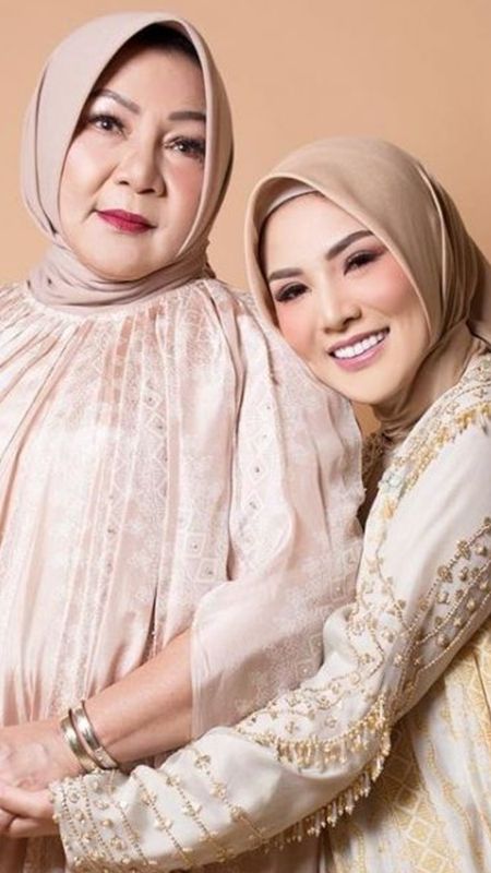 7 Potret Nindy Ayunda Selama Umroh, Ikut Tradisi Tetap Hijab Setelah Pulang ke Indonesia