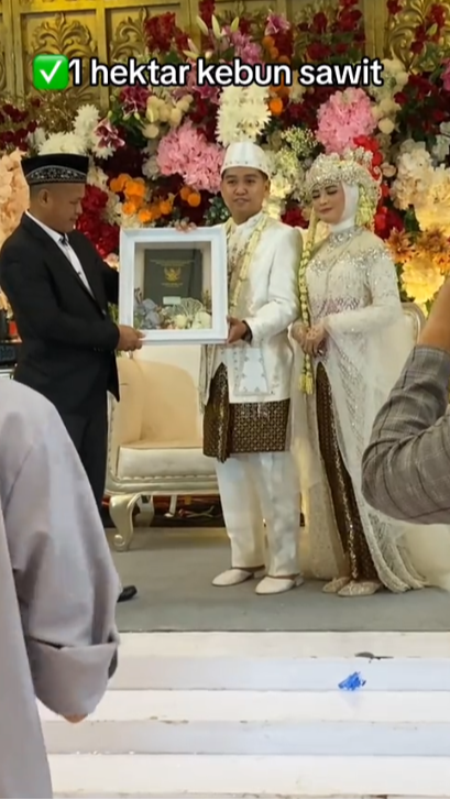 Viral Pengantin Dapat Kado Mobil Pajero dan 1 Hektar Kebun Sawit di Hari Pernikahan, Bikin Netizen Iri!