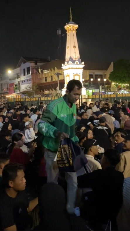 Viral Momen Sopir Ojol Tetap Antar Makanan di Tengah 'Lautan' Manusia Saat Malam Tahun Baru