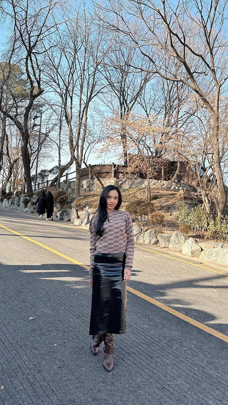 2 Look Outfit Liburan ala Lyodra di Korea, dari Hanbok Hingga Gaya Edgy Bak Idol