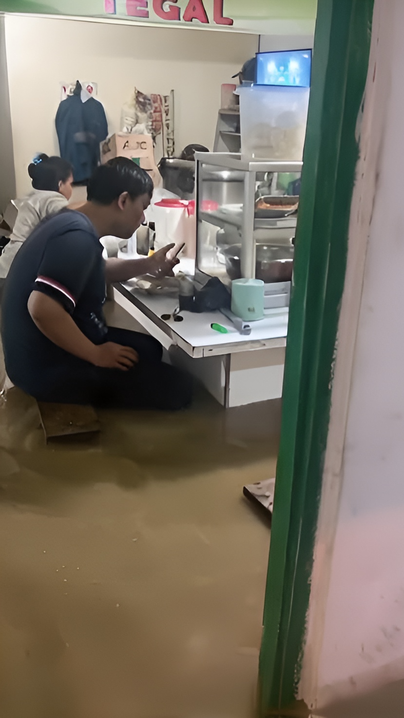 Video Viral Warteg Kebanjiran Tetap Penuh Pelanggan yang Keroncongan, Vibes Serasa Makan di Venice 