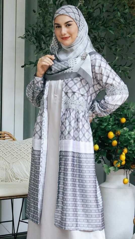 Momen Irish Bella Melayat Ayah Ammar Zoni, Berbaju Serba Hitam Bersila di Sisi Sang Mertua 