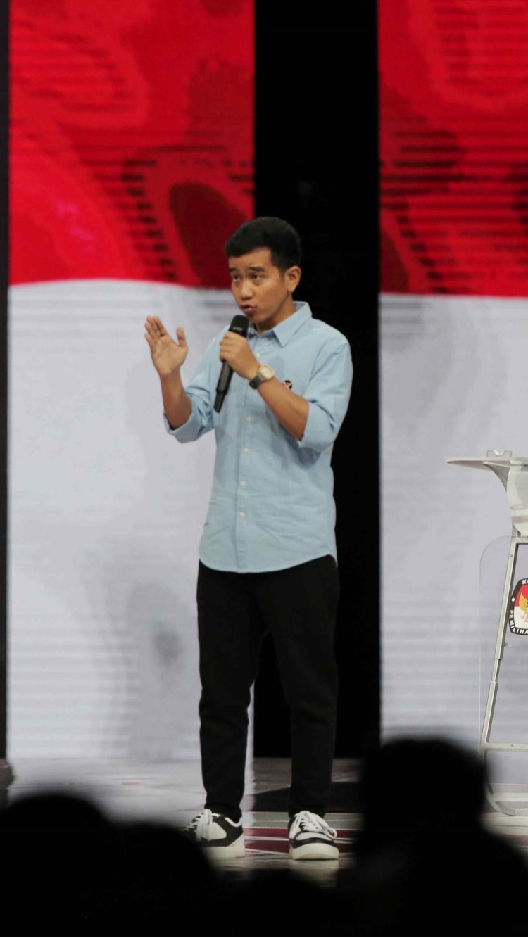 Gibran: Gus Muhaimin Ini Lucu Ya, Nanya Lingkungan Tapi Pakai Botol Plastik