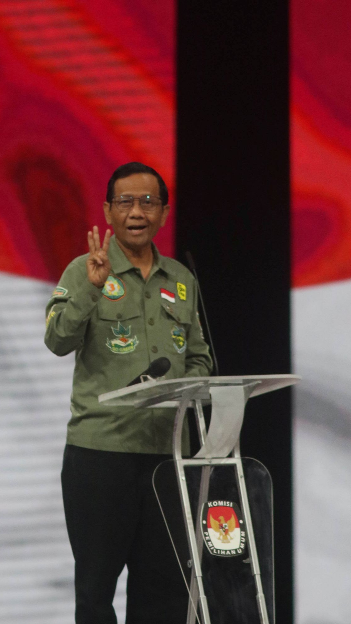 Adu Gimmick Mahfud-Gibran Bungkukan Badan saat Debat: Saya Nggak Nemu Jawabannya