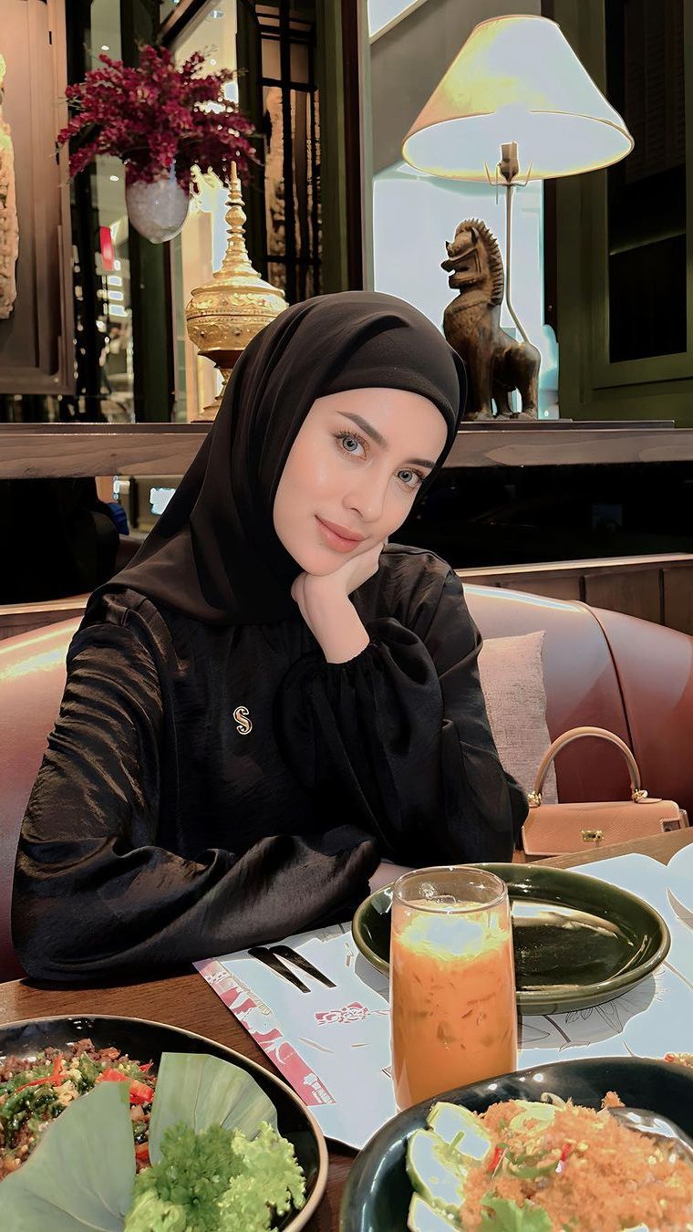 Look Elegan dan Mewah dengan Outfit Hitam, Tengok Style Emy Aghnia