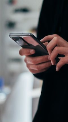 Potret Prediksi Perubahan Bentuk Tubuh Manusia di Tahun 3000 Karena Sering Pakai Smartphone, Tangan Seperti Cakar hingga Kelopak Mata Ganda!