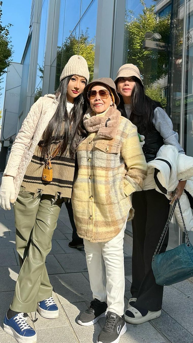 Pose bareng nenek Boy dan Lucinta Luna begini, Ibu Boy tampak cantik dan muda banget ya!