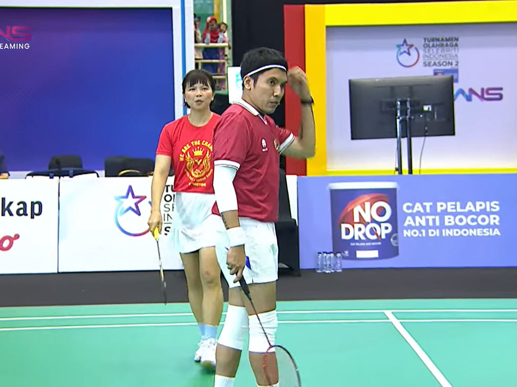 Potret Raffi Ahmad Tanding Badminton Lawan Desta Bareng Eks Atlet 