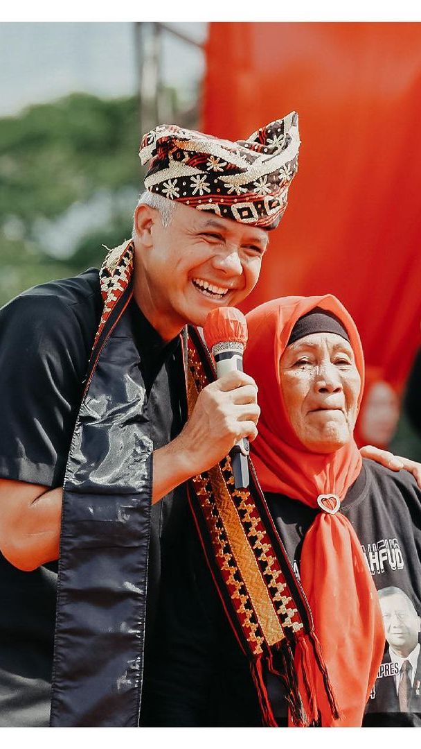 Momen Ganjar Pranowo Bertemu Mantan Pengasuhnya Saat Berkunjung ke Lampung