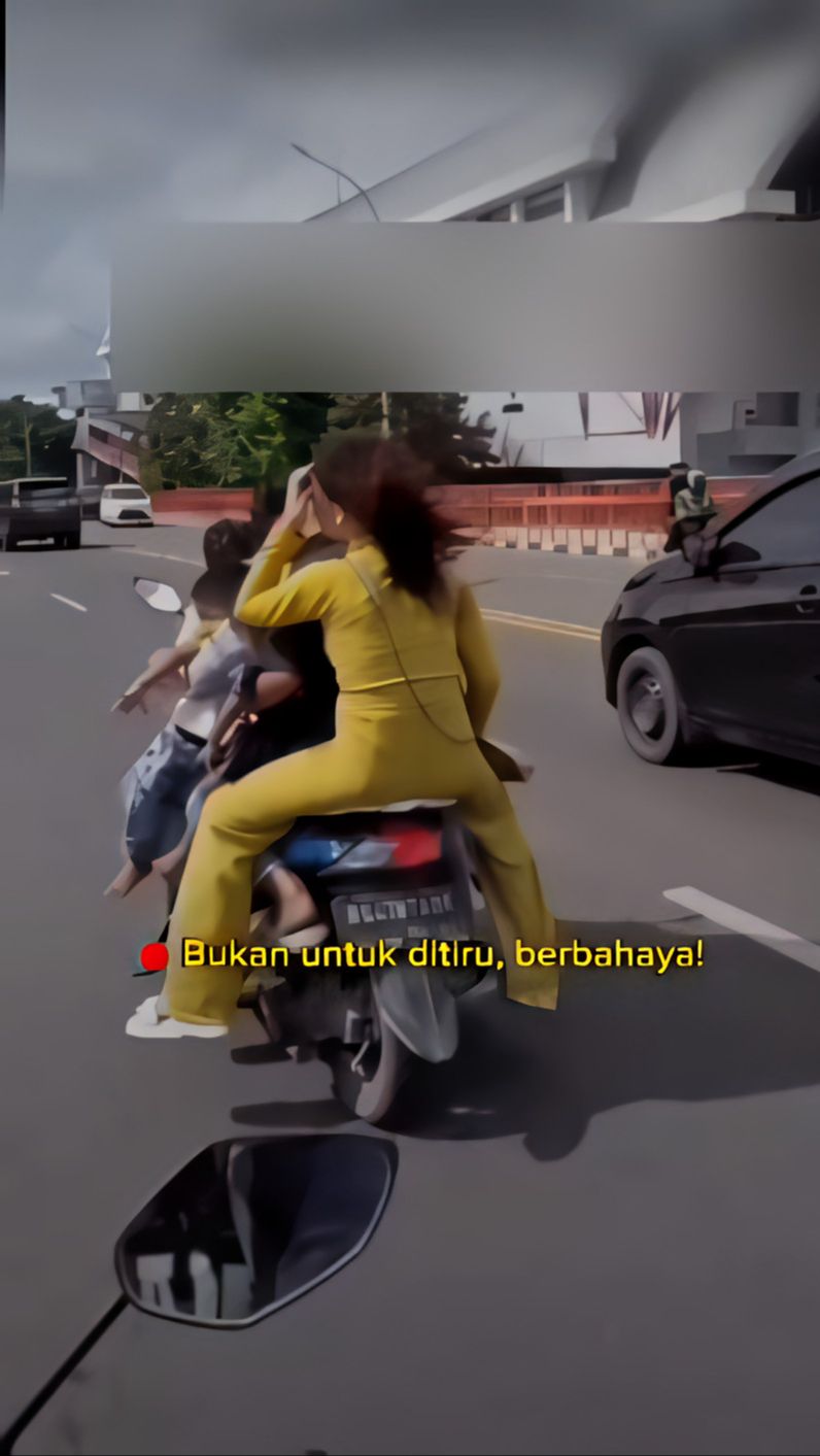 Viral! Video Emak-emak di Palembang Bonceng 3 Orang Dewasa dan 3 Anak Kecil, Ini Alasannya Angkut Sekeluarga Sekaligus