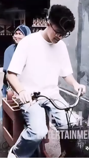 Dengan penuh percaya diri, Keanu langsung mengayuh sepeda yang di belakangnya sudah ada beberapa botol jamu.