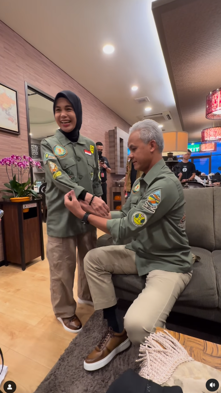Momen Bikin Baper Saat Ganjar Pranowo Rapikan Lengan Baju Atikoh
