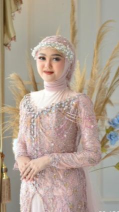 Lalu saat prewedding, ia menyewa jasa MUA yang membuat penampilannya begitu memesona