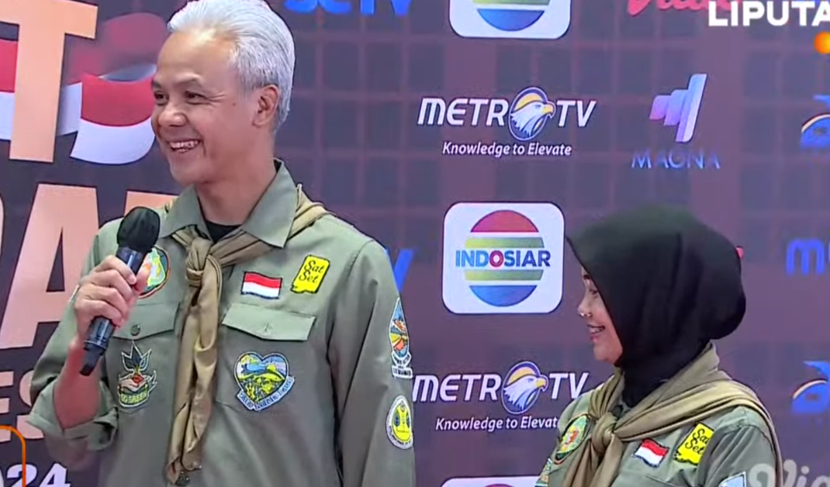 Ganjar Merapikan Lengan Baju Siti Atikoh