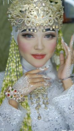 Sayangnya semua berubah saat ia akan melakukan akad. Di mana hasil makeup pilihan orang tuanya membuatnya begitu sedih