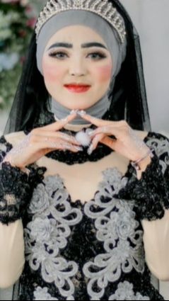 Meski wajahnya tersenyum namun hatinya menangis dan malu karena makeup yang begitu amburadul